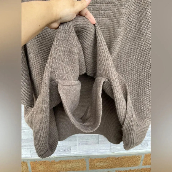 FLORA FEDI PONCHO SWEATER large - Picture 7 of 10